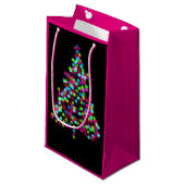 Kerstboomjuwelen op roze klein cadeauzakje (Voorkant Gekanteld)