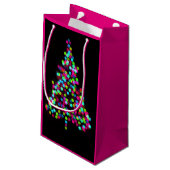 Kerstboomjuwelen op roze klein cadeauzakje (Achterkant Gekanteld)