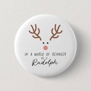 Kerstcadeau in een wereld van rendieren ronde button 5,7 cm
