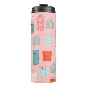 Kerstcadeaus, roze achtergrond, patroon. thermosbeker