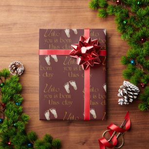 kerstcadeautjes op maroon cadeaupapier