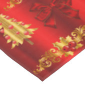 Kerstdecoratie op rood tafelkleed (Gekanteld)