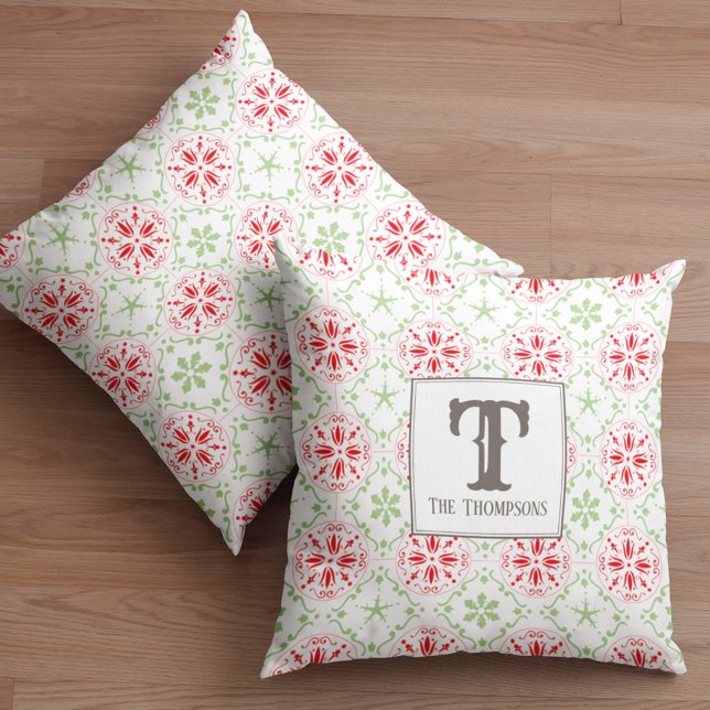 Kersteenvoudig wintersnowflake modern monogram kussen (Red and green snowflake monogram throw pillow)