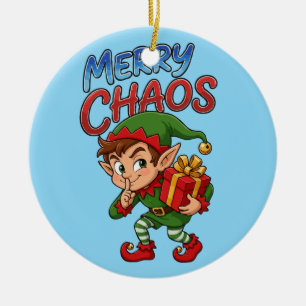 Kerstelf brengt vrolijke chaos keramisch ornament