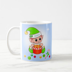 Kerstelf & kerstballen op lichtblauw koffiemok