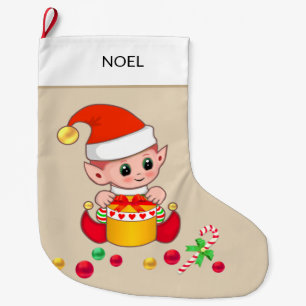 Kerstelf met kerstballen op beige grote kerstsok