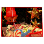 Kerstelf onder de kerstboom cadeautas (Voorkant)