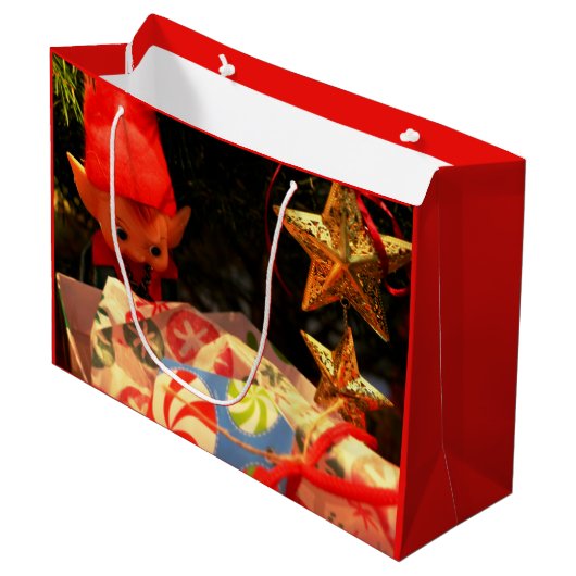 Kerstelf onder de kerstboom cadeautas (Voorkant Gekanteld)