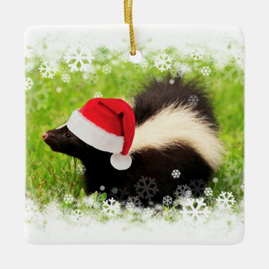 Kerstfeestdag in Cute Skunk Keramisch Ornament (Voorkant)
