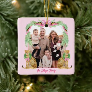 Kerstfoto met grandmillennial luipaard keramisch ornament