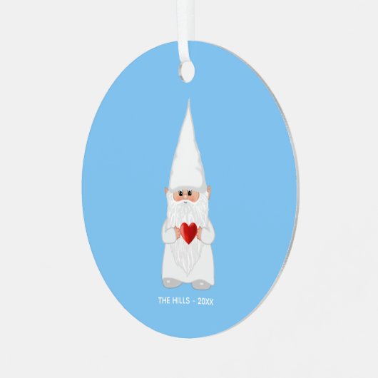 Kerstgenoom houdt een hart op licht blauw metalen ornament (Voorkant links)