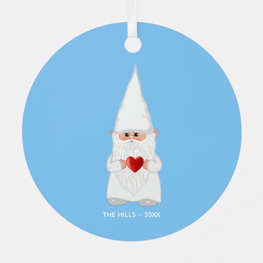 Kerstgenoom houdt een hart op licht blauw metalen ornament (Achterkant)