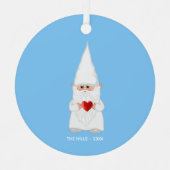 Kerstgenoom houdt een hart op licht blauw metalen ornament (Voorkant)