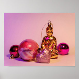 Kerstglas, blokversieringen en een gouden boeddha poster