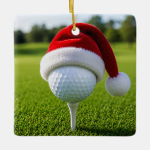 Kerstgolfbal met kerstmuts op tee op gras keramisch ornament