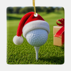 Kerstgolfbal met kerstmuts op tee op gras keramisch ornament