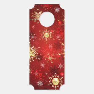 Kerstgouden sneeuwvlokken op rode achtergrond