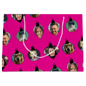 Kerstgrappige familie foto's in roze versieringen groot cadeauzakje (Voorkant)