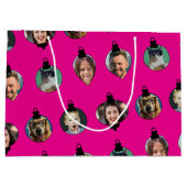 Kerstgrappige familie foto's in roze versieringen groot cadeauzakje (Achterkant)