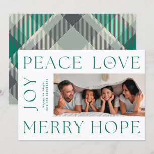 Kerstgroene letters MERRY JOY PEACE LOVE foto Feestdagenkaart