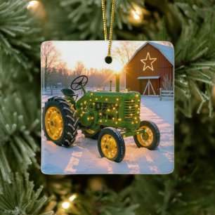 Kerstgroene vintage tractor met rode schuur keramisch ornament