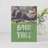 Kerstkaart | GOEDE VIBES - groen (Staand voorkant)
