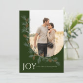 Kerstkaart met dennenappelboeket in het groen (Staand voorkant)