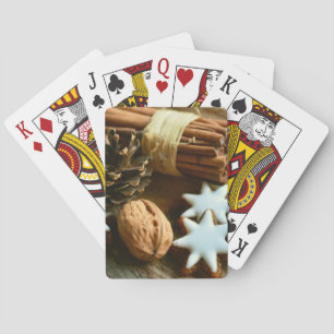 Kerstkaneelsticks en kerstaren pokerkaarten