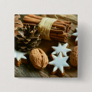 Kerstkaneelsticks en kerstaren vierkante button 5,1 cm
