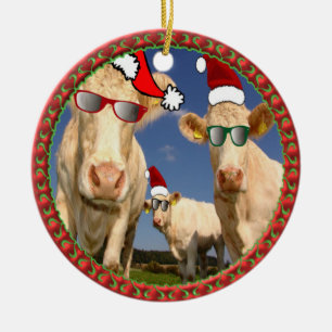kerstkoeien met bril op en rode kerstmanhoeden keramisch ornament