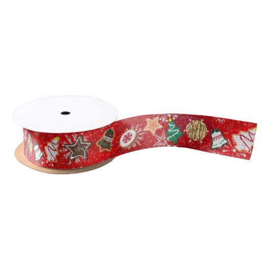 Kerstkoekjes en sneeuwvlokken op rood lint (Spoel)