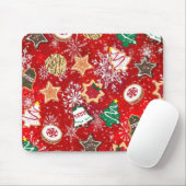 Kerstkoekjes en sneeuwvlokken op rood muismat (Met muis)