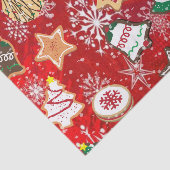 Kerstkoekjes en sneeuwvlokken op rood tissuepapier (Detail)