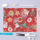 Kerstkoekjes en sneeuwvlokken op rood tissuepapier (Craft)