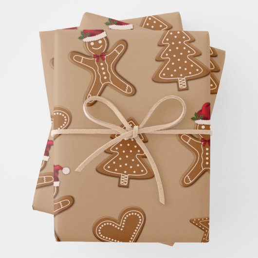 kerstkoekjes met ontbijt op bruin brood inpakpapier vel (In situ)