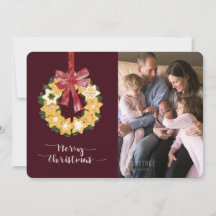 Kerstkoekkrans met bordeauxrode achtergrond