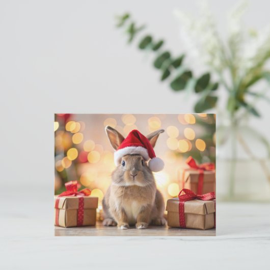 Kerstkonijn zittend met een kerstmuts feestdagenkaart (Staand voorkant)