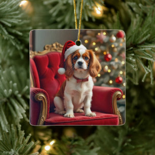 Kerstkoning Charles Spaniel op een rode stoel Keramisch Ornament