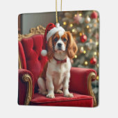 Kerstkoning Charles Spaniel op een rode stoel Keramisch Ornament (Links)