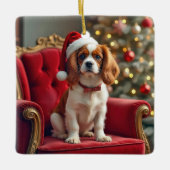 Kerstkoning Charles Spaniel op een rode stoel Keramisch Ornament (Voorkant)