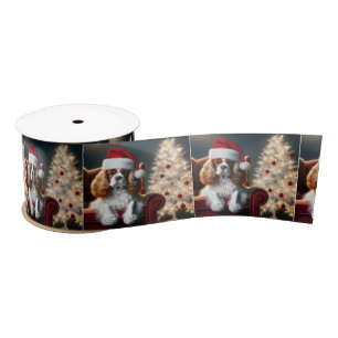 Kerstkoning Charles Spaniel op een rode stoel Lint