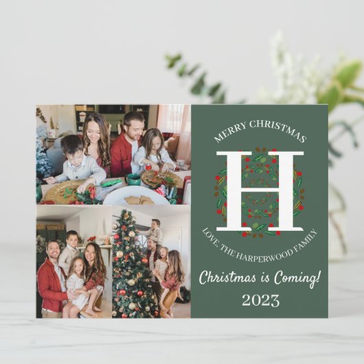 Kerstkrans Monogram Script Familie Foto Feestdagenkaart (Staand voorkant)