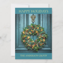 Kerstkrans op deur met antieke deurklopper