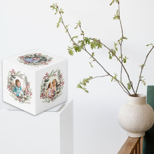 Kerstkrans, witte bloemen, bessen foto cu kubus