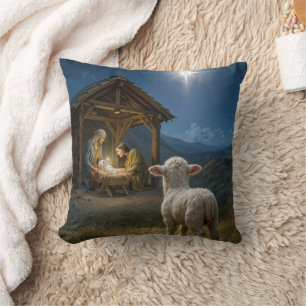 Kerstlam die naar de kerststal kijkt kussen