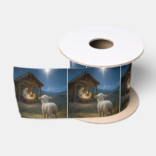 Kerstlam die naar de kerststal kijkt lint