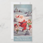 Kerstman danst met elfen op kerstkaart (Voorkant)