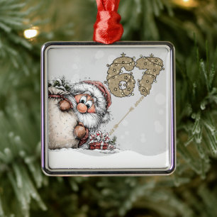 Kerstman die zich verbergt voor Six Seven Kerstorn Metalen Ornament