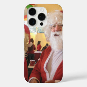 Kerstman en mevrouw Claus Kerstviering - Feestelij iPhone 16 Pro Hoesje