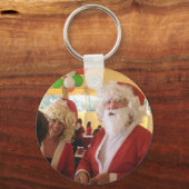 Kerstman en mevrouw Claus Kerstviering - Feestelij Sleutelhanger (Voorkant)